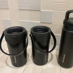 ペットボトル用保冷ホルダーと水筒の画像