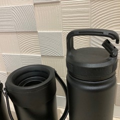 ペットボトル用保冷ホルダーと水筒の画像