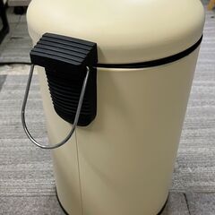 ペダル式　ゴミ箱（クリーム）の画像