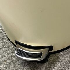 ペダル式　ゴミ箱（クリーム）の画像