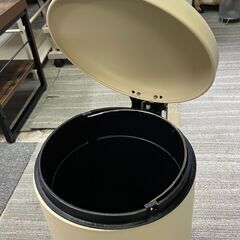 ペダル式　ゴミ箱（クリーム）の画像