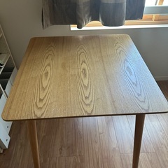 ダイニングテーブルの画像