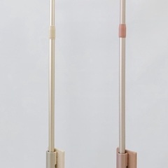 未使用新品です。  製品名: Sybolix Mop PINK（シボリックス モップ ピンク）。 特徴: 手を汚さずに水切りができる水拭きモップで、乾拭きと水拭きの両方に使える一台二役の掃除モップです。 素材: 本体はABS、PP、アルミ、NBRで、クロスはレーヨン（天然パルプ）、表面レーヨン、裏面ナイロン、PPで構成されています。 利便性: 絞り器が本体に付いているため、手を濡らさずに絞ることができ、クロスは水で流すだけで汚れが落ちやすいとされています。の画像