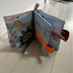 布製のシャカシャカ絵本とベッドの内側に付けて赤ちゃんを守るガードの画像