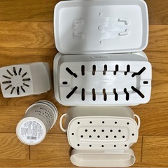 多肉植物などに小鉢、寄せ植えポットのセットの画像