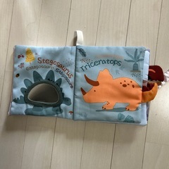 布製のシャカシャカ絵本とベッドの内側に付けて赤ちゃんを守るガードの画像