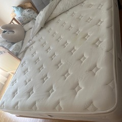 24日まで　
ダブルベッドとマットレスの画像