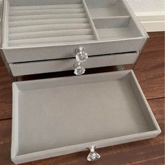 【決定】新品 3段ジュエリーボックス グレー ディスプレイ ネックレス アクセサリーの画像