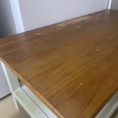 ベッド、マットレス、テーブルのセットの画像
