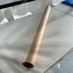 103センチほどの硬いダンボールの円筒の画像