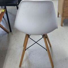 イームズ風 シェルチェア ホワイト 一人掛け ダイニングチェア 椅子 チェア 白 木製脚 家具 札幌市 中央区 南12条の画像