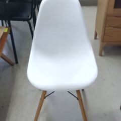 イームズ風 シェルチェア ホワイト 一人掛け ダイニングチェア 椅子 チェア 白 木製脚 家具 札幌市 中央区 南12条の画像