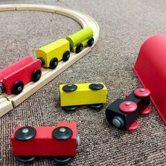 木製レール　電車・車の画像