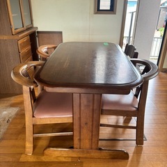 ダイニングテーブル　椅子付きですの画像