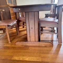 ダイニングテーブル　椅子付きですの画像
