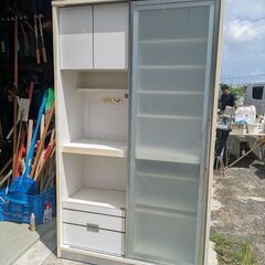 冷蔵庫　キッチンボード　食器棚　ガラステーブルの画像