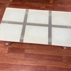ガラス天板テーブルの画像