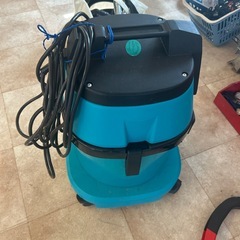 製品名: TSUYAGEN 乾湿両用掃除機 T-002 定格電圧: 100V 周波数: 50/60Hz 特徴: 乾湿両用であるため、液体や濡れたゴミも吸引可能です。 用途: 家庭用だけでなく、工場や作業現場など、幅広い場所での清掃に適していますの画像