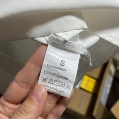 ホワイト 長袖シャツ Sサイズ 100%ポリエステルの画像