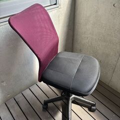 背もたれが赤いイス(2個)の画像