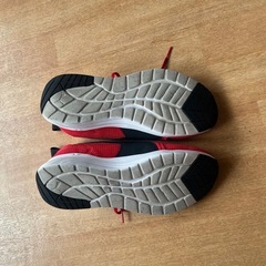 PUMAレディース ランニングシューズ レッド/ブラック24.5センチの画像