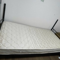 ベッドとシングルマットと鏡の画像