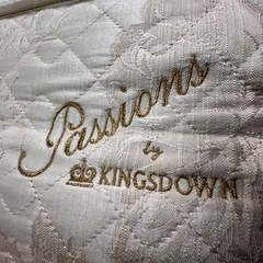 【KINGSDOWNダブル】脚付きスプリングベッドの画像