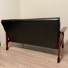 ★早い者勝ち！★美品 ★状態良好 ★使用感少なめ ★ブラックフェイクレザー／ブラウンウッドソファー（2〜3人掛け）カリモク風  の画像