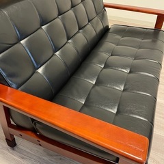 ★早い者勝ち！★美品 ★状態良好 ★使用感少なめ ★ブラックフェイクレザー／ブラウンウッドソファー（2〜3人掛け）カリモク風  の画像