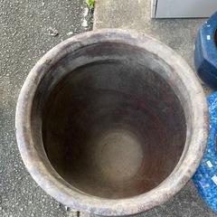 昭和レトロ　古民家・骨董。 陶器製茶色水鉢・睡蓮鉢骨董
の画像