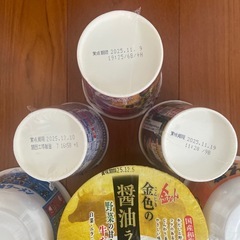 カップラーメン、インスタントラーメン8個 の画像