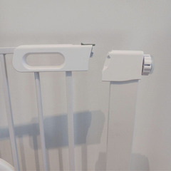 突っ張り式 ペットドア 小型の開閉可能ドア付きの画像
