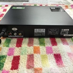 Qriom    DVDプレーヤー　2023年製　リモコン付き　中古品　※裏のゴム1個欠品の画像