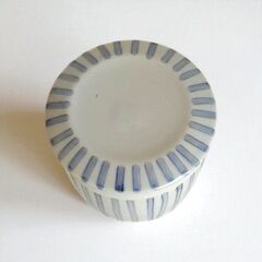 砥部焼　梅山窯　筒型蓋物　の画像