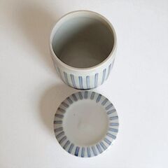 砥部焼　梅山窯　筒型蓋物　の画像