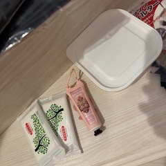 タッパーやハンドクリームなど生活雑貨の画像