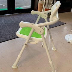 美原店 美品 コメリ 折りたたみ シャワーチェア RE346L 肘掛け背もたれ付き　介護用品の画像