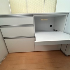 食器棚カップボードの画像