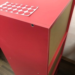 【撮影サンプル品】3段カラーボックス　コーラルレッド（オレンジ色が混ざったピンク色寄りの赤）の画像