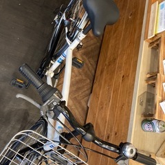 【チェーン新品！ LEDオートライト】6段変速　27インチ自転車　ホワイトの画像