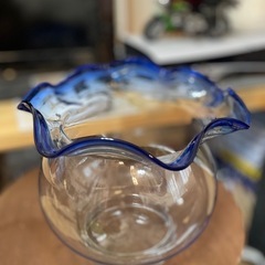 大きなガラスの金魚鉢　の画像