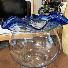 大きなガラスの金魚鉢　の画像