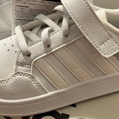 Adidas18cm白の画像