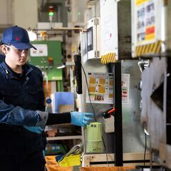 【有給取得率70％◎】《平均勤続年数11年以上》で定着率の良さ◎コツコツできる金属部品の製造！社員食堂や更衣室完備◎土日休み！日勤専属！育児休業の実績あり◎残業少なめ！マイカー通勤OK！の画像