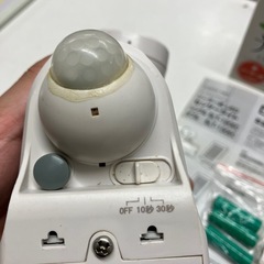  2509-208 EARTH MAN ソーラー式 センサーライト シングル SLT-120EC 年式不明 ※未使用品のため動作未確認 付属品有り バラ売り不可 保管汚れありの画像