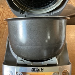 状態良いです😊ZOZIRUSHI2011年製NP-HW10グレー炊飯器の画像