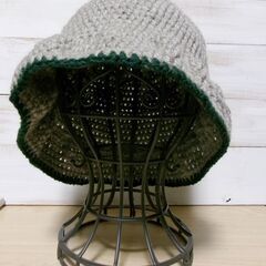 グレーのニット帽　ハンドメイド　かぎ針編みの画像
