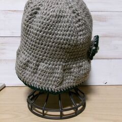 グレーのニット帽　ハンドメイド　かぎ針編みの画像