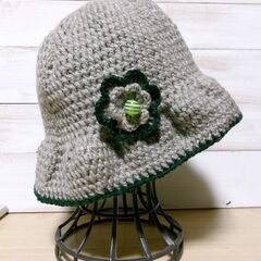 グレーのニット帽　ハンドメイド　かぎ針編みの画像