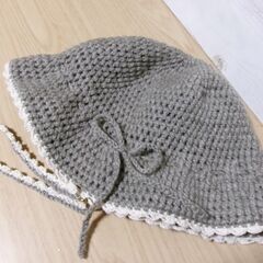 グレーのニット帽　ハンドメイド　かぎ針編みの画像
